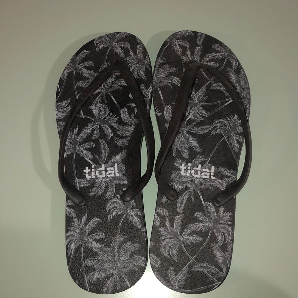 bundle of tidal flip flops NWOT